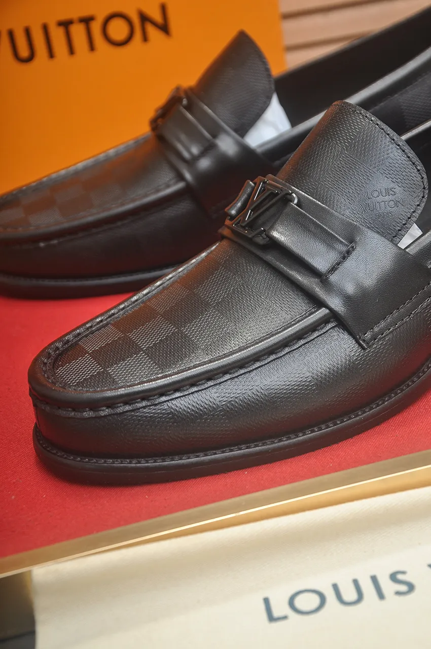 Men's men's shoes 💰540💶 [LV] (original single cowhide lining) 🍀LV's latest genuine leather business suit shoes are launched simultaneously on the official website. The first-layer cowhide imported from Italy is made of heavy gold, 💥official website 1:1 rubber outsole. Versatile to wear, high-end without losing class, and the color combination is extraordinary. This four-season style is alluring when worn on your feet, showing off your big-name flair. Standard code 39-45 (45 customized)